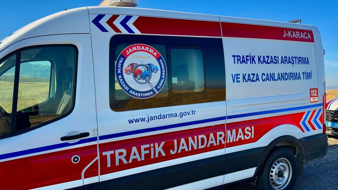 Konya plakalı otomobil hurdaya döndü! 4 kişinin cansız bedeni güçlükle çıkarıldı 7